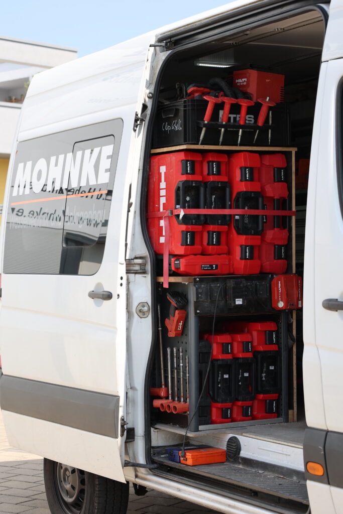 Geschäftsführer von MOHNKE Wassertechnik & Anlagenbau in einem modernen Büro.