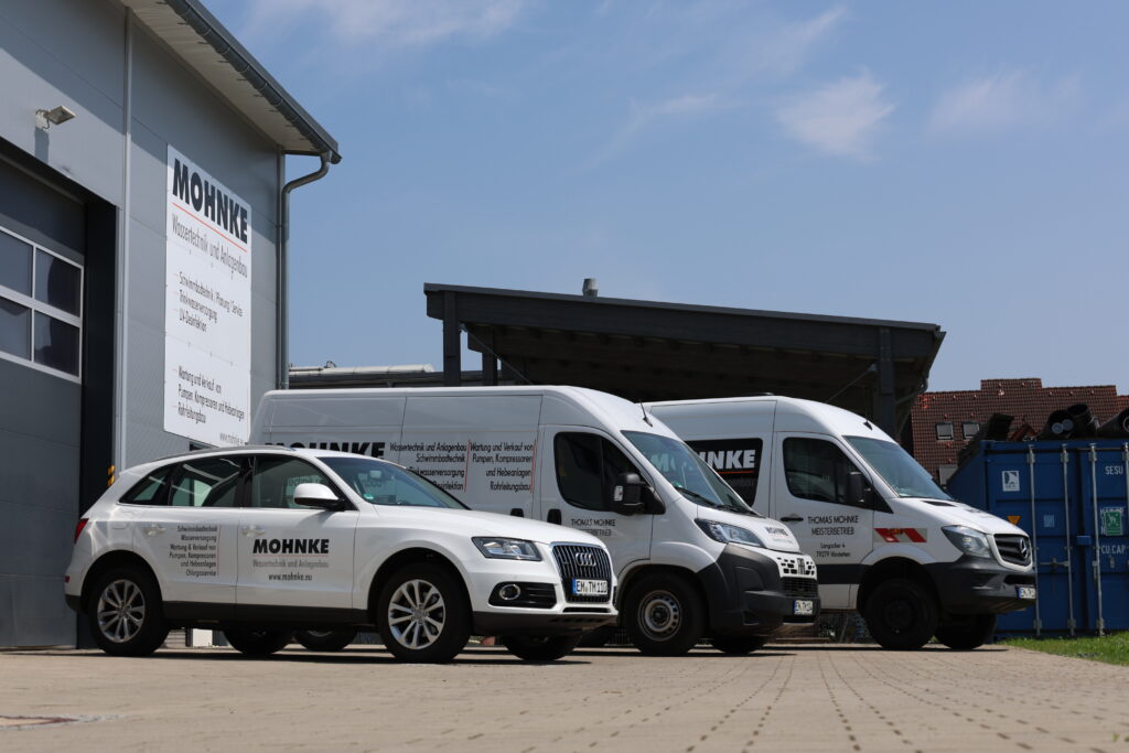 Servicefahrzeuge von Mohnke Wassertechnik & Anlagenbau in Vörstetten – Einsatzbereit für Schwimmbadtechnik, Pumpenservice und Wasseranlagen.