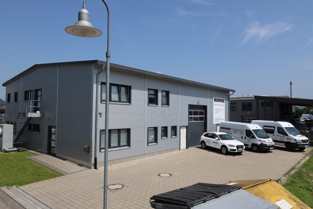 Firmengebäude von Thomas Mohnke Meisterbetrieb in Vörstetten mit Servicefahrzeugen für Wassertechnik, Schwimmbadtechnik und Anlagenbau.