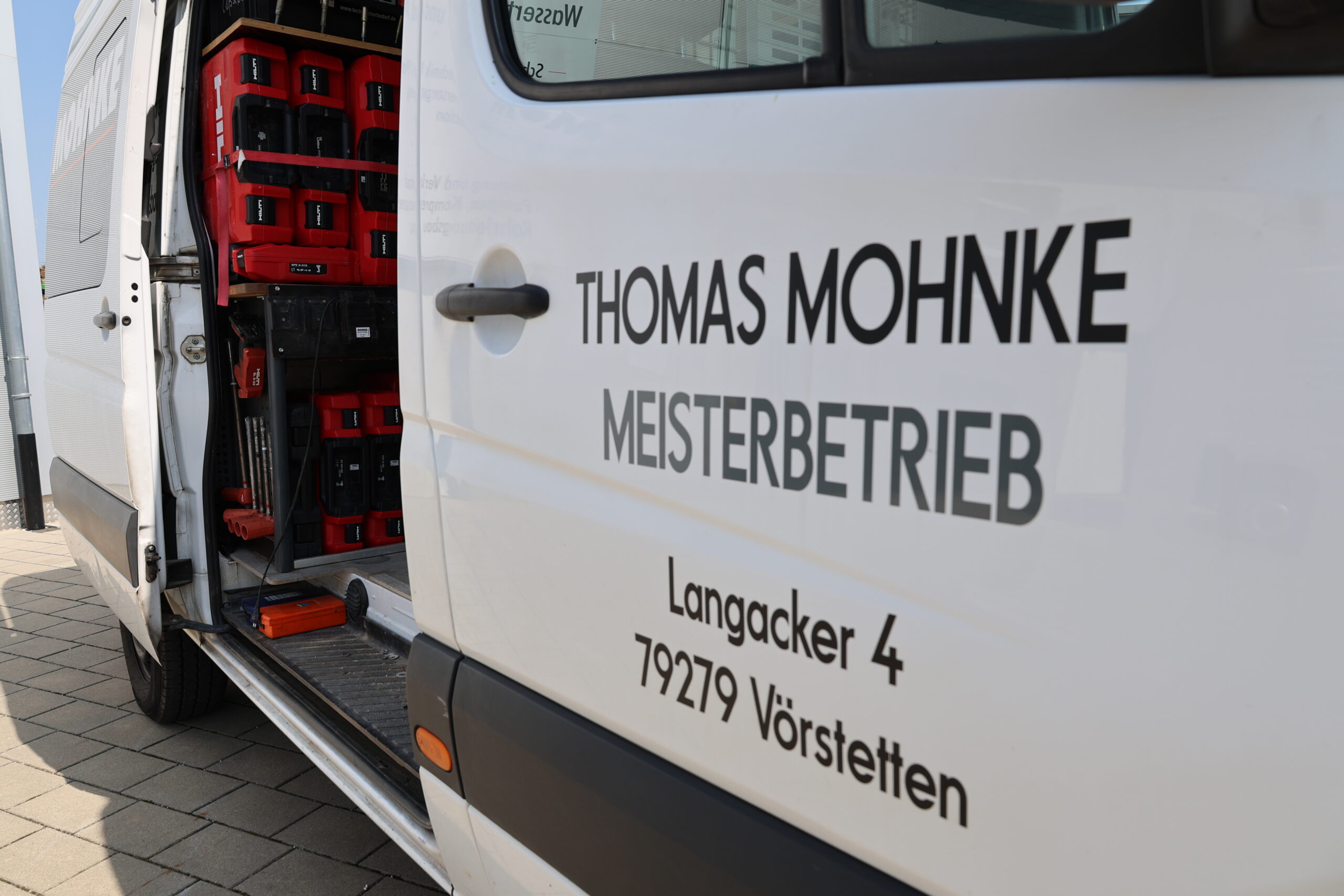 Servicefahrzeug von Thomas Mohnke Meisterbetrieb in Vörstetten mit professioneller Werkzeugausstattung für Wassertechnik, Schwimmbadtechnik und Anlagenbau.